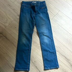 Women’s size 31 Levi shaping straight jeans
